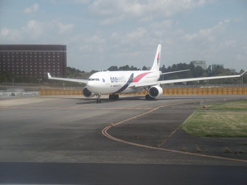 滑走路から見るアメリカン航空