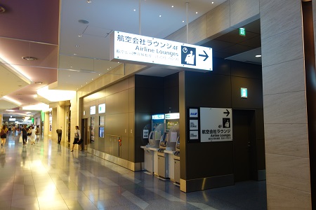 羽田空港ラウンジ入口