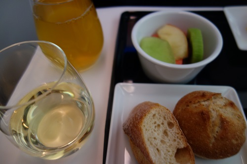 ANA機内食のパン、フルーツ