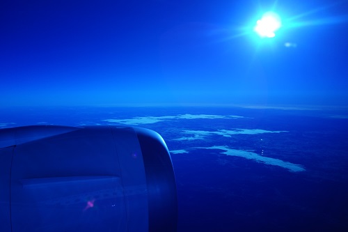 飛行機の窓から見た風景