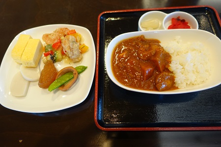 ANAラウンジでカレーを食べる