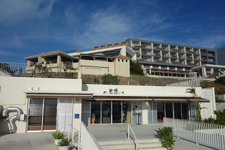 ウミカジテラスから見た瀬長島ホテル