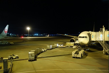 夜の空港から見た飛行機