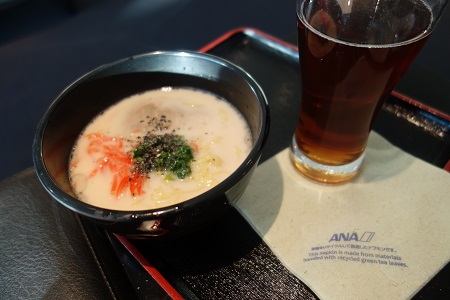 ラウンジでとんこつラーメン