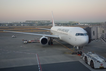 羽田空港でJAL機を見る