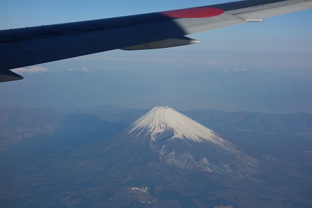 機内から富士山を見る