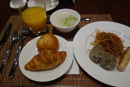 香港のホテルで食事