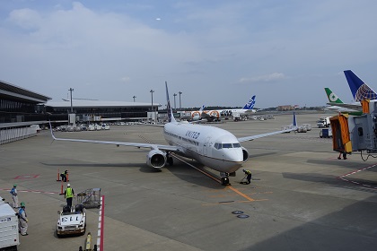 成田空港ラウンジから見る飛行機