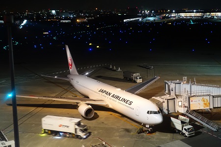 夜の羽田空港で見た滑走路