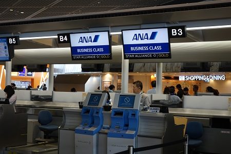 ANAプラチナ特典の全て。空港ラウンジ、優先チェックイン等を体験。