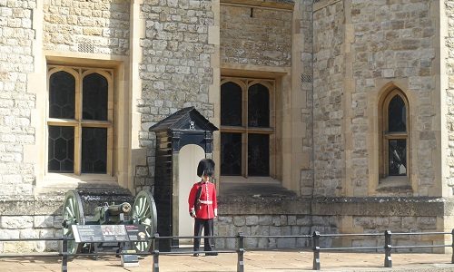 ロンドン1日観光　バッキンガム宮殿からロンドン塔へ