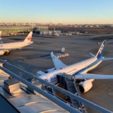 羽田空港デッキから見る飛行機