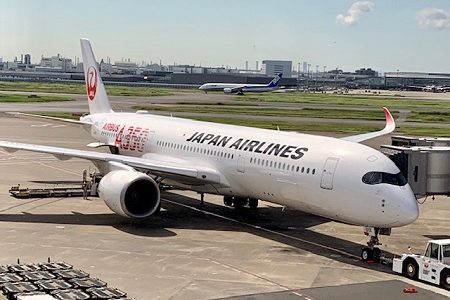 JAL国内線航空券、5月1日発券分よりPFC必要マイル数が増加。2023年度は現金徴収へ。経緯まとめ。